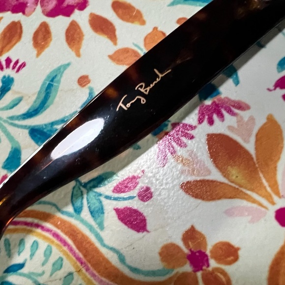 Tory Burch Tortoise Shell Sunglasses with Original Case - Picture 4 of 6